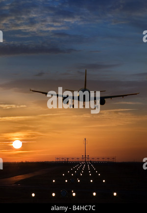 Flugzeug abheben von Start-und Landebahn in der Abenddämmerung Stockfoto