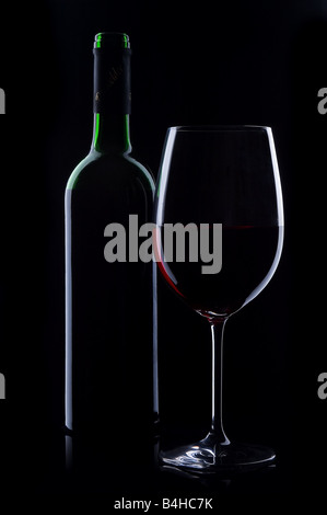 Nahaufnahme von Glas und Flasche Rotwein Stockfoto