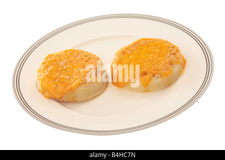 Frische Heiße geröstetes Fladenbrot mit geschmolzenem Gegrillter Käse Topping bereit zu essen, isoliert gegen einen weißen Hintergrund mit keine Menschen und einen Freistellungspfad Stockfoto