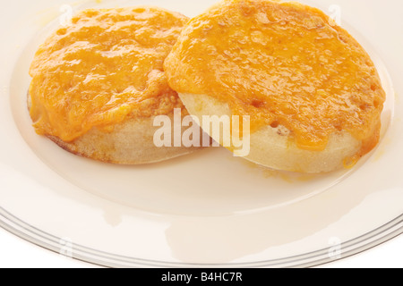 Frische Heiße geröstetes Fladenbrot mit geschmolzenem Gegrillter Käse Topping bereit zu essen, isoliert gegen einen weißen Hintergrund mit keine Menschen und einen Freistellungspfad Stockfoto