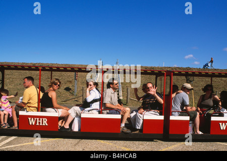 Menschen genießen eine Fahrt mit Miniatur-Eisenbahn in Norfolk Stockfoto