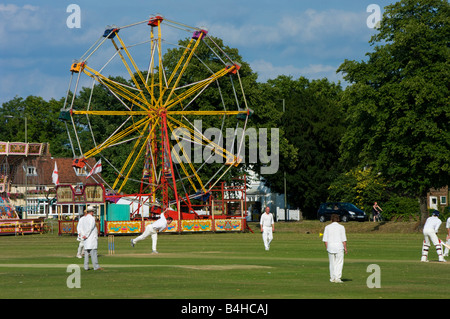 Menschen Sie spielen Cricket mit Riesenrad im Bereich England Stockfoto