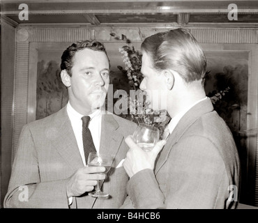 US-amerikanischer Schauspieler Jack Lemmon Glas Wein während einer bei einem Presseempfang im Dorchester Hotel in London Juli 1956 Stockfoto