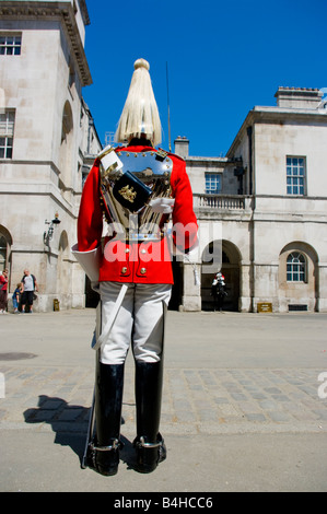 Rückansicht der Wache stehend in traditionellen einheitliche London England Stockfoto