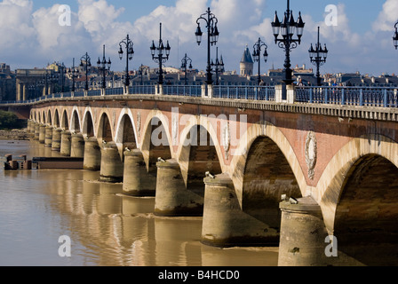 Bogenbrücke über Fluss Garonne Fluss Pont de Pierre Bordeaux Gironde Aquitaine Frankreich Stockfoto
