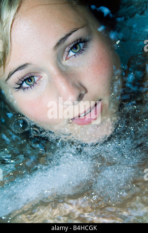 Porträt der jungen Frau im Whirlpool Stockfoto