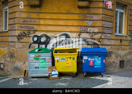 Recycling-Behälter in Zizkov Viertel von Prag Tschechische Republik Europa Stockfoto