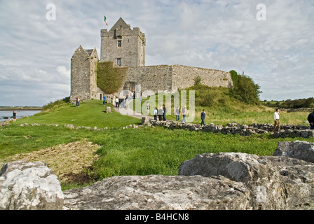 Burg am Ufer, Dunguaire Castle, Kinvara, County Galway, Connacht, Republik Irland Stockfoto