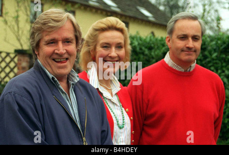 Neil Hamilton die konservative Wartungstafel in der Mitte des Bestandes für Fragen Skandal für Fotografen außerhalb seiner Heimat mit seiner Frau Christine und TV-Star Bill Roache stellt, Ken Barlow in Coronation Street Roache spielt, Cheshire, sagte ein Freund der Familie Journalisten seine Unterstützung für Hamilton, wer kommt zunehmend von den bevorstehenden Parlamentswahlen angesichts der gegen ihn erhobenen Anschuldigungen zurücktreten presure unter Stockfoto