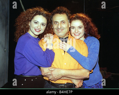 Sawalha handeln Familie 1997 Nadia Sawalha Schauspielerin links mit Nadim Sawalha Schauspieler Zentrum Vater und Schwester Julia Sawalha rechts am Young Vic Theatre Stockfoto