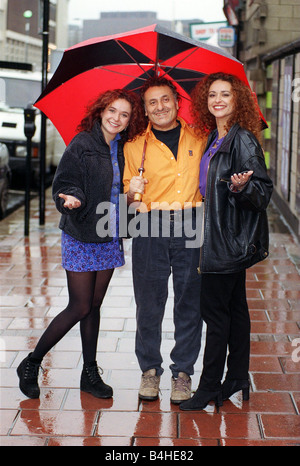 Sawalha handeln Familie 1997 Julia Sawalha Schauspielerin links mit Vater Nadim Sawalha Schauspieler Zentrum und Schwester Nadia Sawalha Schauspielerin direkt vor dem Young Vic Theatre Stockfoto