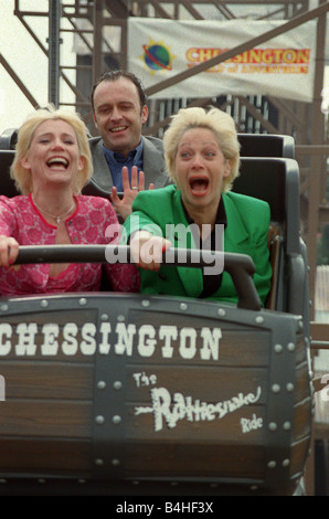 Paul Usher Schauspieler April 98 ausprobieren der neuen Klapperschlange Fahrt auf Chessington was er eröffnete mit Hilfe von Eastenders und Krönung-Straße Schauspielerin s Michelle Collins und Denise Welch Stockfoto