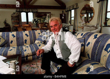 Freddie Starr Komiker Schauspieler Juni 98 auf blauen und weißen Sofa in seinem Luxus zu Hause Mirrorpix Stockfoto