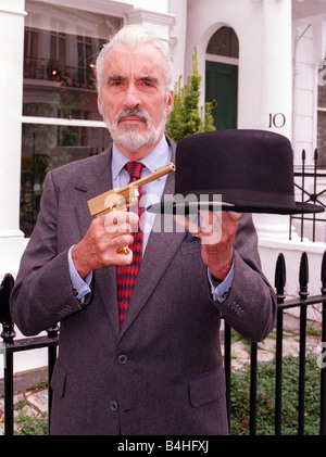 Christopher Lee Actor mit James Bond Memrobilia bei Christies Hut Golden Gun versteigert werden Stockfoto