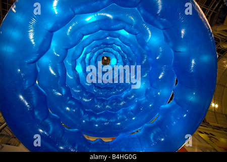 Nuit Blanche; Fujiwara Takahiro, ins blaue; 2008; Acryl Polymer-Helium-Ballon im Eaton Center, Toronto, Kanada Stockfoto