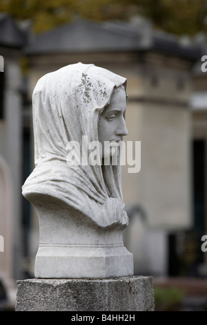 Büste auf dem Grab der Familie des französischen Bildhauers Etex Montparnasse Friedhof Paris Frankreich Stockfoto