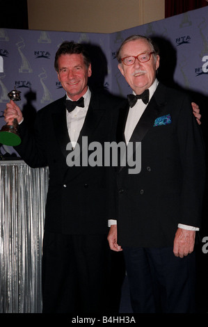 Michael Palin Schauspieler TV Moderatorin Oktober bei the Royal Albert Hall für die National Television Awards 1998 hält seine Auszeichnung für Stockfoto