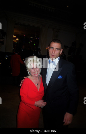 Vivvy Jones Fußball Schauspieler November 98 Fußballer drehte Schauspieler mit Barbara Windsor im Grosvenor House Hotel um Geld zu sammeln Stockfoto