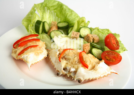 Gekleideten Krabben auf einem Teller mit Salat aus Tomaten Salat Gurke und croutons Stockfoto