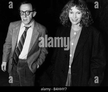 Schauspieler Regisseur Woody Allen und Mia Farrow Partner im März 1986 verlassen Restaurant in New York City Stockfoto