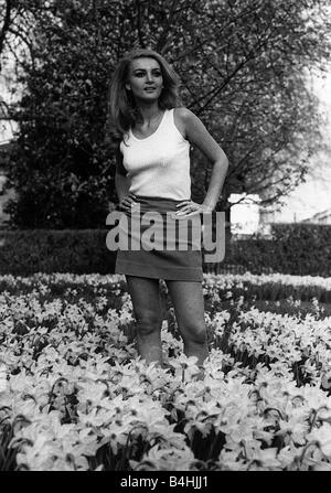 Schauspielerin Barbara Bouchet nackt in einem film Stockfoto, Bild