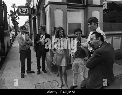 Den Film verzaubern 1967 Raquel Welch Dudley Moore und Peter Cook stehen außen pub Stockfoto