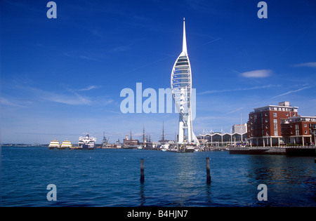 Der 170 Meter hohe steht Spinnaker Tower neben Gunwharf Quays Shopping Center mit Blick auf Portsmouth Hafen Stockfoto