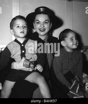 Judy Garland mit ihren Kindern Joe und Lorna im Savoy Hotel in London 1957 Stockfoto
