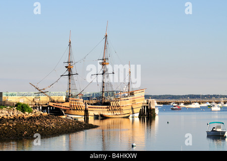 2 der Mayflower in Plymouth Harbor, MA angedockt. Replik des Segelschiffes, das die Pilger im Jahr 1620 nach Amerika gebracht Stockfoto
