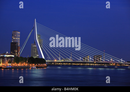 Erasmus-Brücke auf Maas, Rotterdam in der Nacht Stockfoto