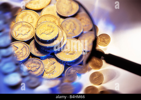 Haufen von English UK Pfund vergrößert unter Glas Stockfoto