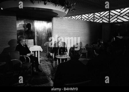 Maurice Chevalier Schauspieler Feb 1968 auf einer Pressekonferenz an der Lincoln-Zimmer im Savoy Hotel Stockfoto