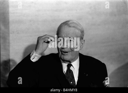 Maurice Chevalier Schauspieler Feb 1968 auf einer Pressekonferenz an der Lincoln-Zimmer im Savoy Hotel Stockfoto