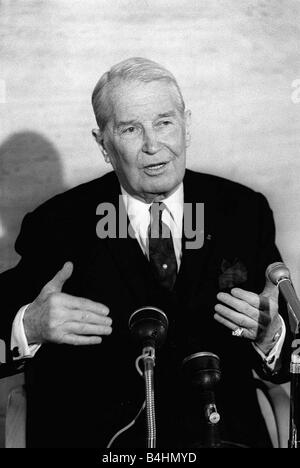 Maurice Chevalier Schauspieler Feb 1968 auf einer Pressekonferenz an der Lincoln-Zimmer im Savoy Hotel Stockfoto