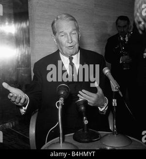 Maurice Chevalier Schauspieler Feb 1968 auf einer Pressekonferenz an der Lincoln-Zimmer im Savoy Hotel Stockfoto