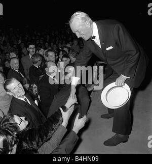 Maurice Chevalier Schauspieler Februar 1968 mit Leuten aus dem Publikum im Palladium Stockfoto