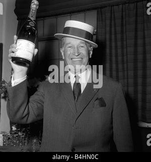 Maurice Chevalier Schauspieler Februar 1968 mit Leuten aus dem Publikum im Palladium Stockfoto