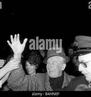 Maurice Chevalier Schauspieler Februar 1968 mit Leuten aus dem Publikum im Palladium Stockfoto