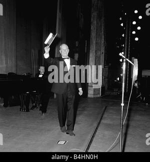 Maurice Chevalier Schauspieler Februar 1968 mit Leuten aus dem Publikum im Palladium Stockfoto