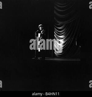 Maurice Chevalier Schauspieler Feb 1968 auf der Bühne The Manchester Odeon Stockfoto