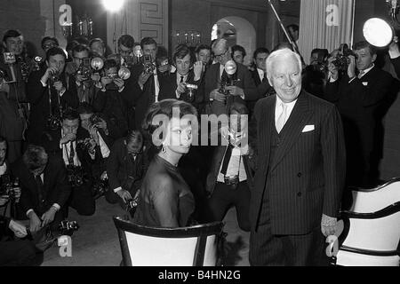 Charlie Chaplin und Sophia Loren November 1965 auf einer Pressekonferenz Stockfoto