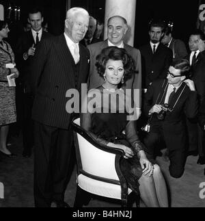 Charlie Chaplin und Sophia Loren November 1965 auf einer Pressekonferenz Stockfoto