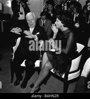 Charlie Chaplin und Sophia Loren November 1965 auf einer Pressekonferenz Stockfoto