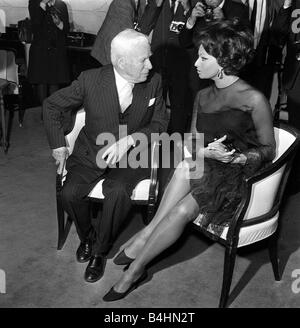 Charlie Chaplin und Sophia Loren November 1965 auf einer Pressekonferenz Stockfoto