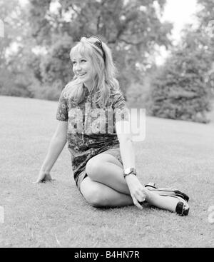 Schauspielerin Felicity Kendal abgebildet in Battersea Gärten Juni 1967 zwanzig Jahre alte Schauspielerin Röckchen Stockfoto