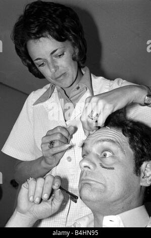 David Jason Actor Make-up September 1974 mit Stylistin sein gemacht bei Thames TV Stockfoto