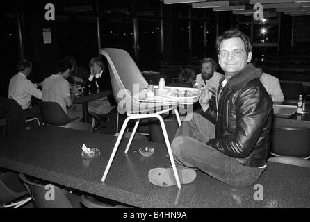 David Jason Actor September 1974 mit seinem Mittagessen bei Thames TV Stockfoto