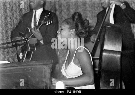 Nina Simone Juni 1965 Jazz Sängerin Bild Vorformen in Annies Club auf der Bühne spielen Klavier Eunice Kathleen Waymon Nina Simone-Sänger und Songwriter geboren Tryon North Carolina 21. Februar 1933 heiratete 1958 Don Ross Ehe aufgelöst 1961 Andrew Stroud eine Tochter Ehe aufgelöst 1971 starb Carry le Rouet Frankreich 21. April 2003 nahm den Namen Nina Simone Nina was bedeutet kleine von einem spanischen Freund kam und Simone wurde von der französischen Schauspielerin Simone Signoret Jazz Sänger 1960er Jahre Mirrorpix Stockfoto