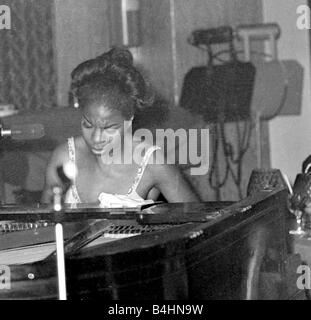 Nina Simone Juni 1965 Jazz Sängerin Bild Vorformen in Annies Club auf der Bühne spielen Klavier Eunice Kathleen Waymon Nina Simone-Sänger und Songwriter geboren Tryon North Carolina 21. Februar 1933 heiratete 1958 Don Ross Ehe aufgelöst 1961 Andrew Stroud eine Tochter Ehe aufgelöst 1971 starb Carry le Rouet Frankreich 21. April 2003 nahm den Namen Nina Simone Nina was bedeutet kleine von einem spanischen Freund kam und Simone wurde von der französischen Schauspielerin Simone Signoret Jazz Sänger 1960er Jahre Mirrorpix Stockfoto