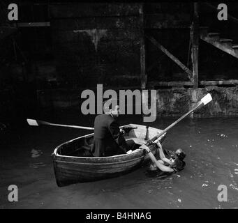 Die Millionärin Dreharbeiten Juli 1960 abgebildet Sophia Loren italienische Schauspielerin im Wasser während der Dreharbeiten Peter Sellers in Boot Plot Zusammenfassung wenn ihr Vater stirbt Epifania Parerga ein Italiener in London wird die Welt s reichste Frau sie fühlt sich unvollständig ohne einen Ehemann und verliebt sich in einen bescheidenen indischen Arzt Dr. Ahmed el Kabir Peter Sellers Stockfoto